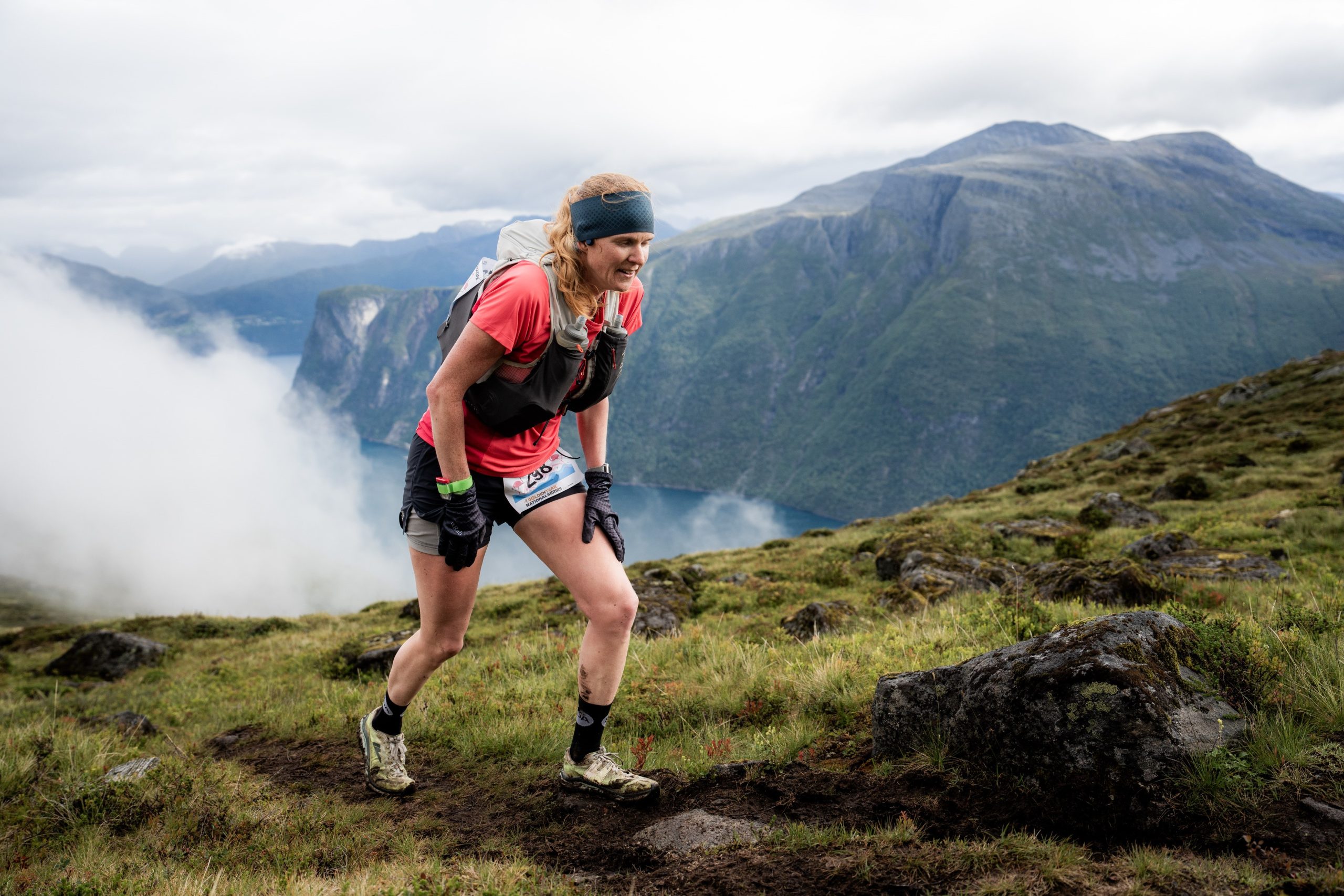 Løper i fjellet under våte forhold under Stranda Fjord Trail Race 2024