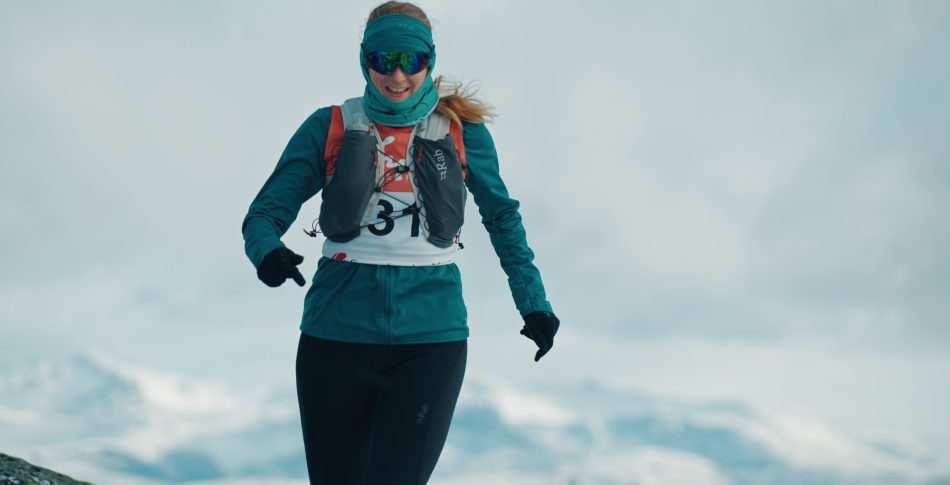 Løper i vinterklær med startnummer