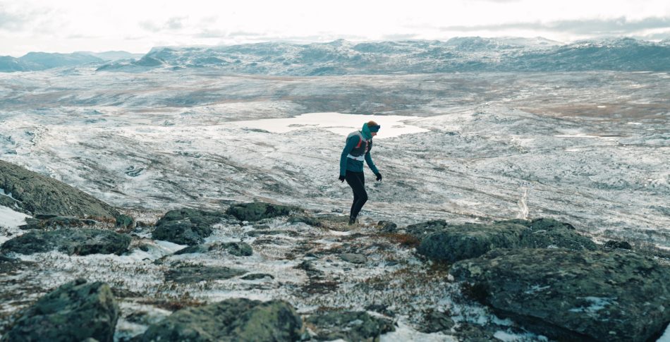 løper i snødekte fjell