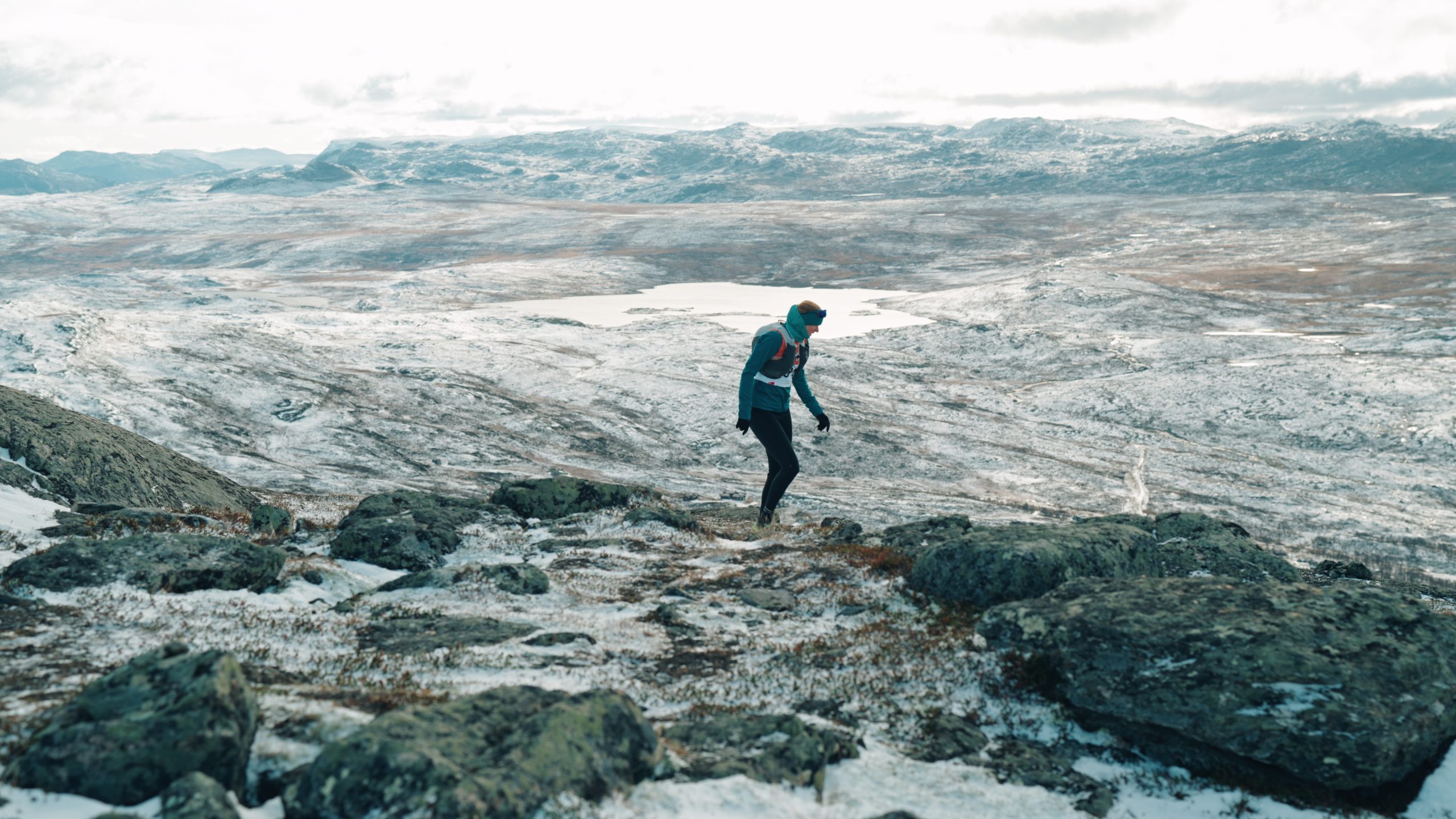 løper i snødekte fjell