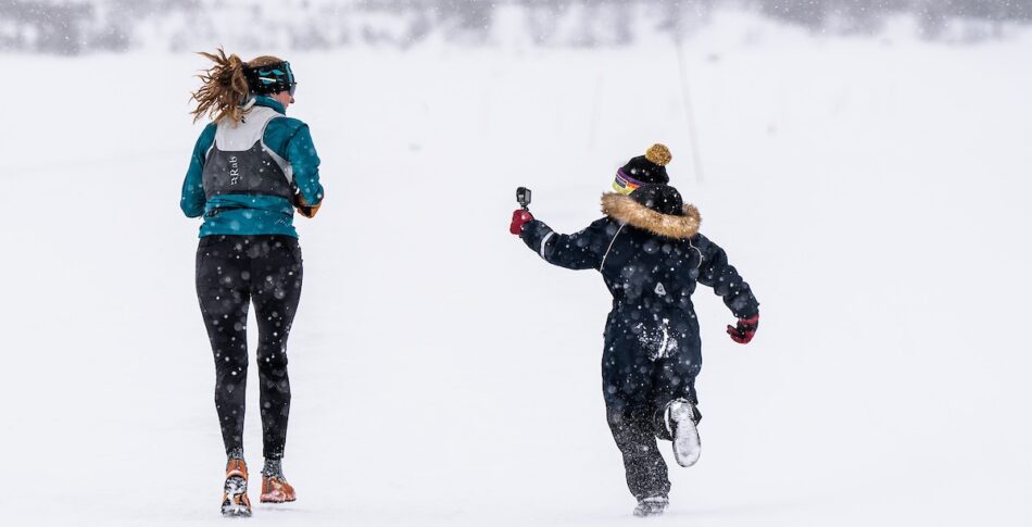 Kvinnelig løper med barn