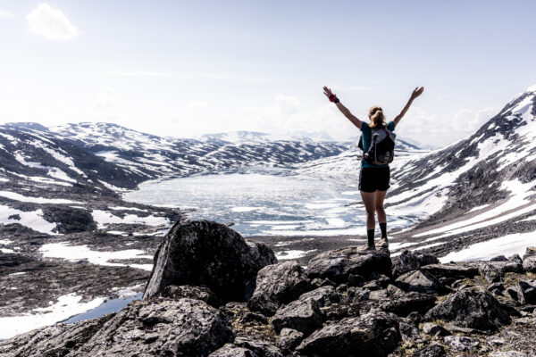 Løper i fjellandskap