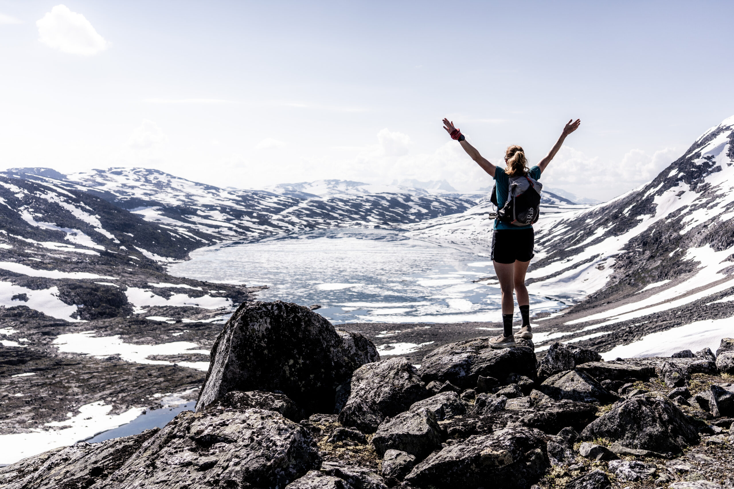 Løper i fjellandskap