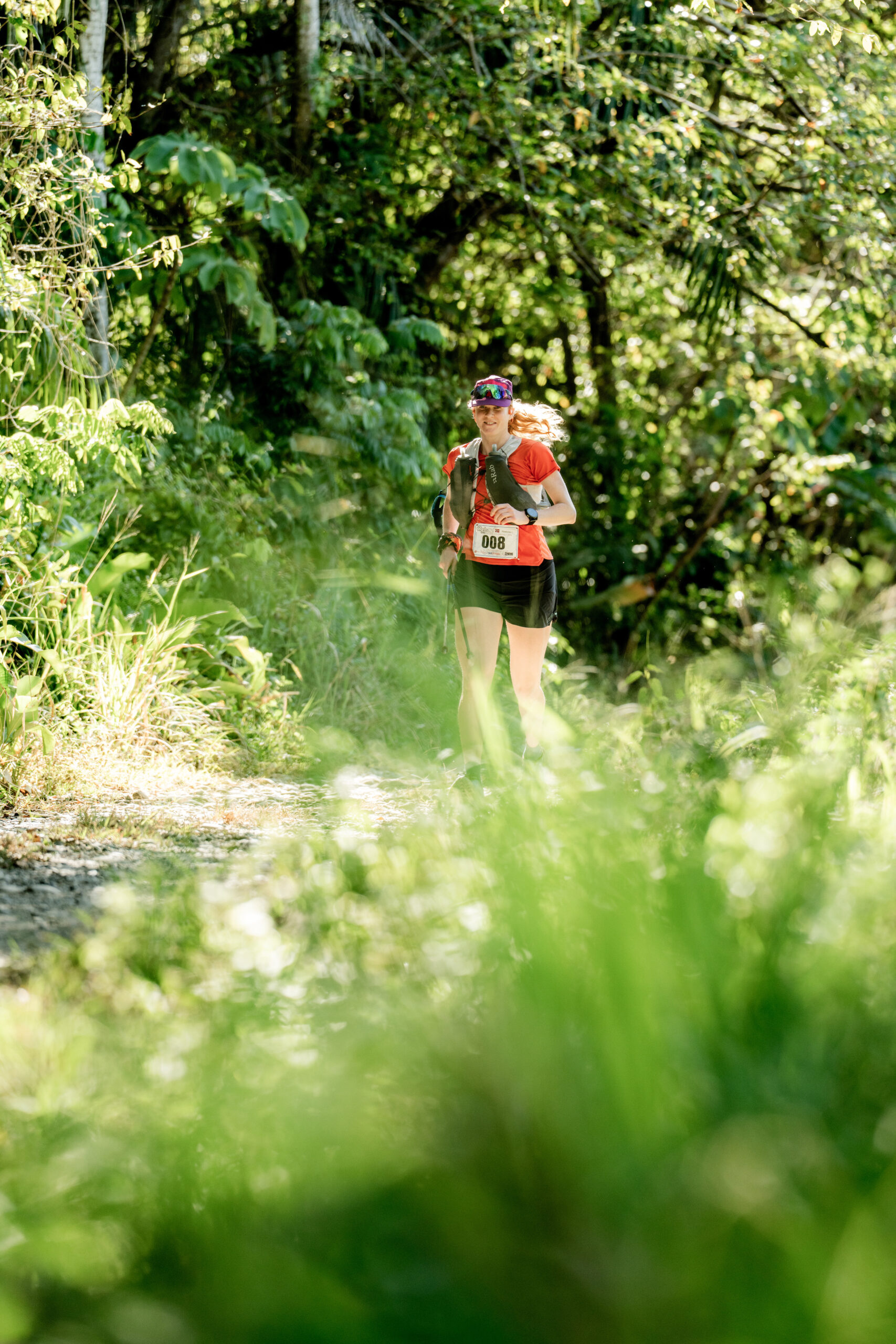 Løper gjennom jungel