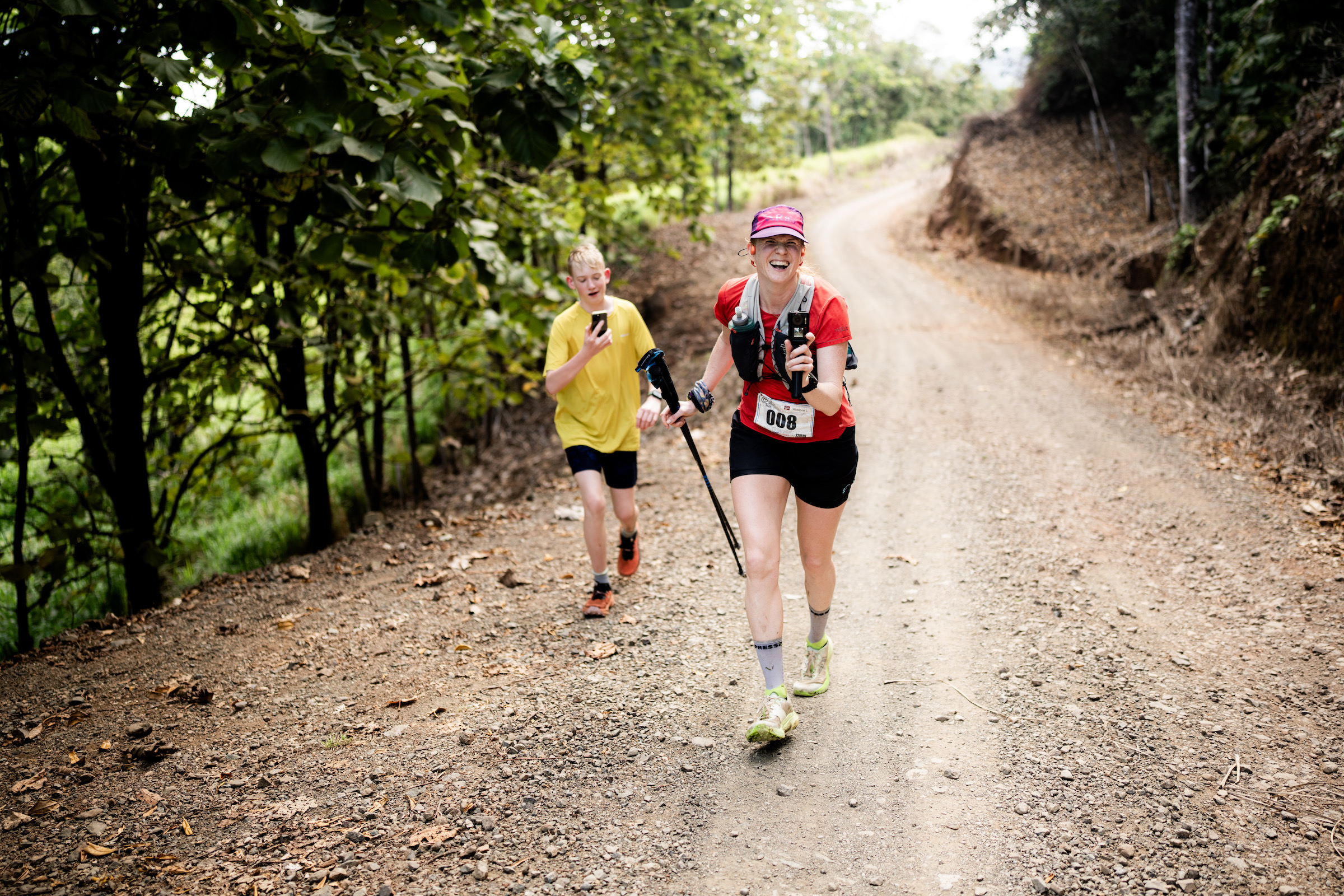 Abelone Lyng passerer på en landevei i Costa Rica følges av et barn med mobiltelefon