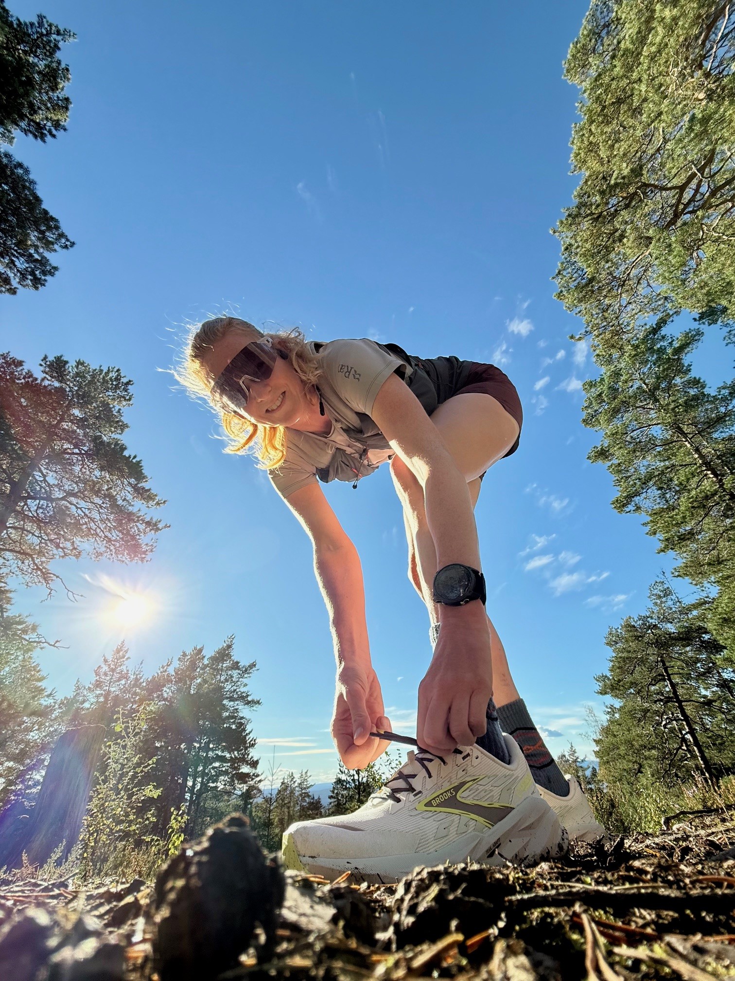 Abelone Lyng har på seg Brooks Cascadia 19 og knytter lissene