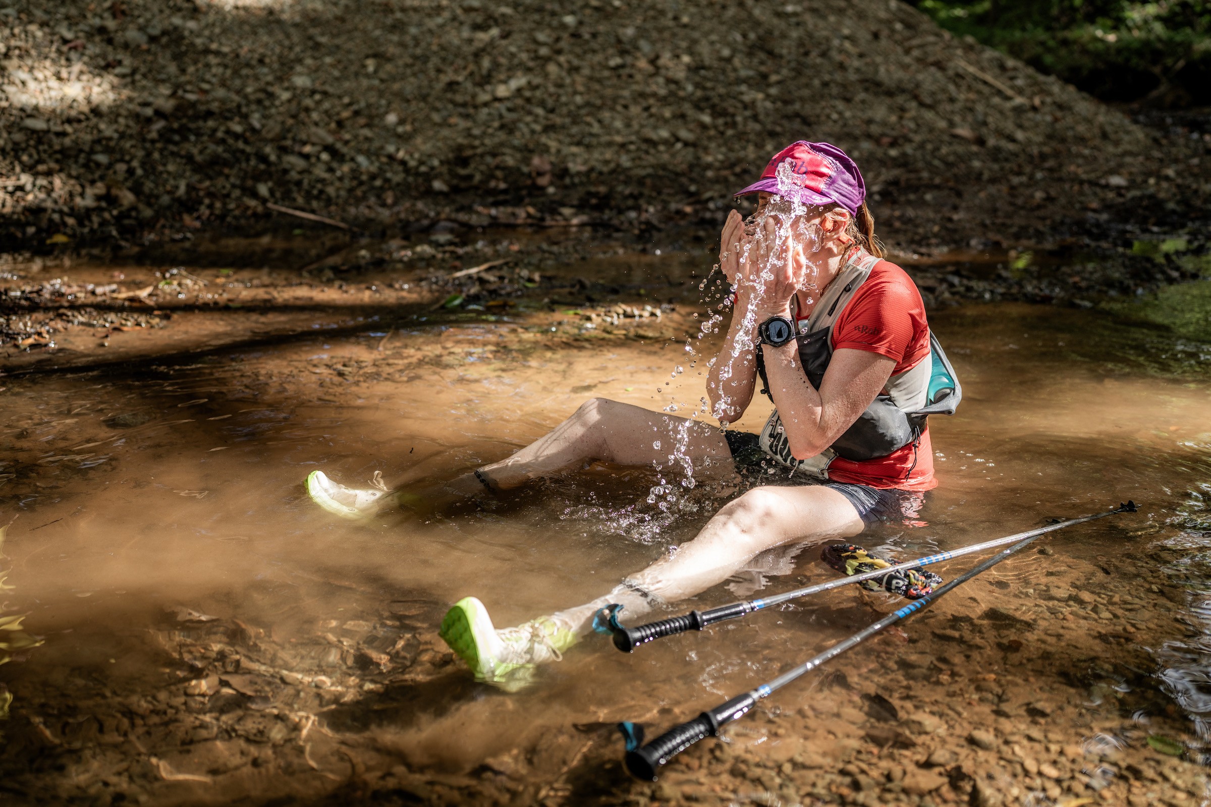 Abelone Lyng kjøler seg ned i vann under The Coastal Challenge Costa Rica 2026. Har på seg VJ Fuzion Aerofly sko som stikker opp av vannet.