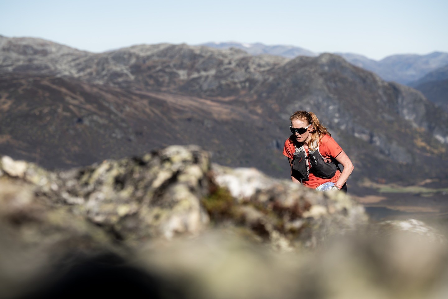 Abelone Lyng på vei opp et fjell på Fyri Trail