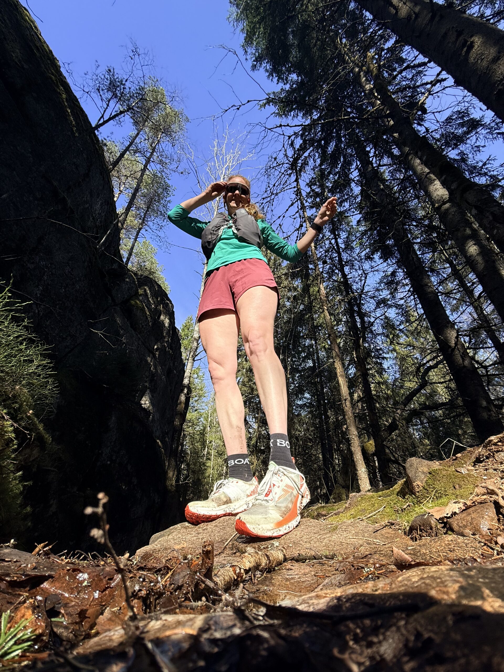 Løper med VJ Fuzion Tempo stående på en skogsti.