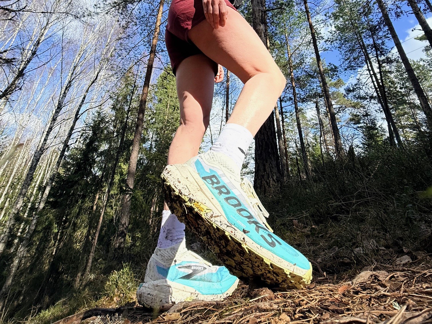 Brooks Cascadia Elite sett fra siden ute i terrenget