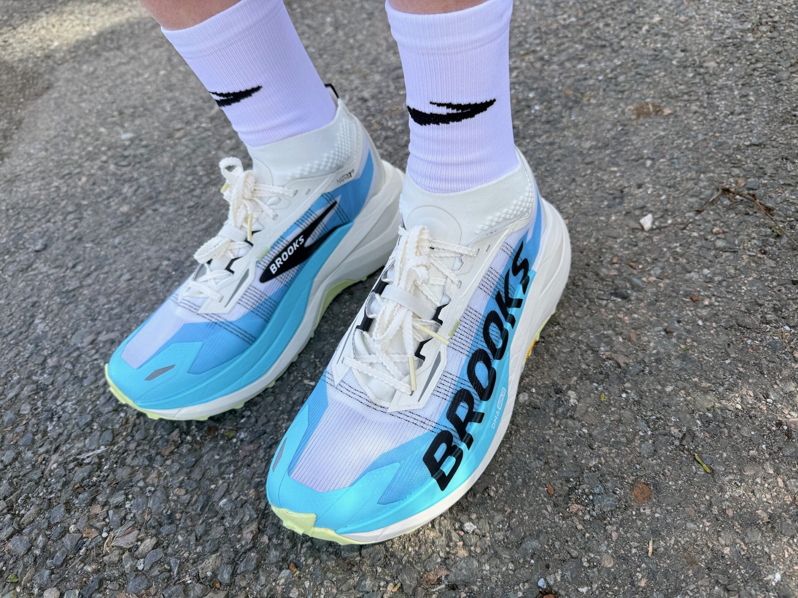 Brooks Cascadia Elite sett skrått forfra