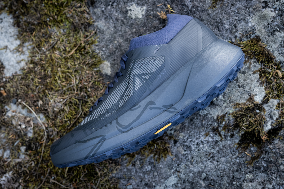 Arc'teryx Sylan 2 sett liggende på siden